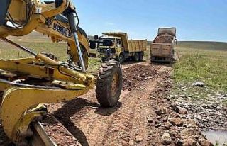 Kars’ta yayla yolları yapımı sürüyor