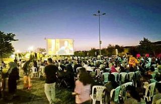 Kartepe’de vatandaşlar açık hava sinemasında...