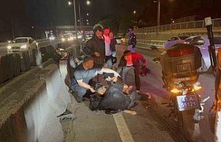 Kasksız kaza yaptılar: Yaralı sürücü, baygın...