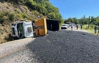 Kastamonu’da asfalt yüklü hafriyat kamyonu devrildi,...