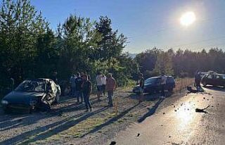 Kastamonu’da iki otomobil kafa kafaya çarpıştı:...