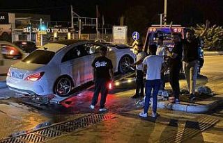 Kavşakta çarpışan 2 otomobilde maddi hasar oluştu