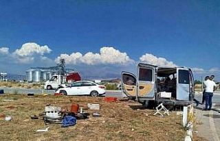 Kavşakta çarpışan iki otomobil hurdaya döndü:...