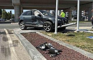 Kavşakta iki otomobil çarpıştı, 6 kişi yaralandı