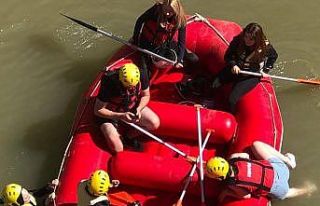 Kavurucu sıcaklarda rafting yaparak serinlediler