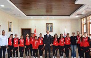 Kaymakam Koşansu, şampiyon voleybolcuları ağırladı