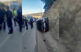 Kaza yapan araca başka bir araç çarptı, 2 kişi...