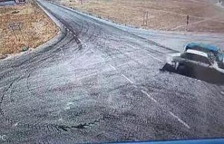 Kaza yapan otomobillerden biri alev aldı