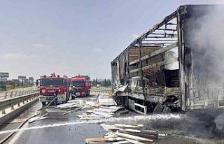 Kaza yapan tır alev alev yandı