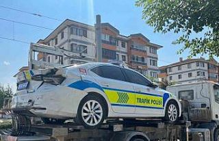 Kazayı inceleyen polisin aracına kontrolden çıkan...