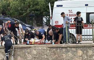 Kediye yardım etmek isterken su kanalına düştü