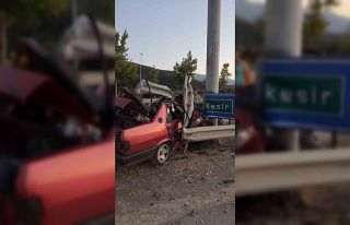 Kestel’de kontrolden çıkan Tofaş otomobil bariyere...