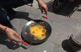 Kilis’te kavurucu sıcakta betonun üzerinde sucuklu...