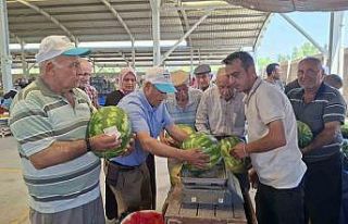 Kilosu 3 liradan satılan 17 ton karpuz 2 saatte tükendi
