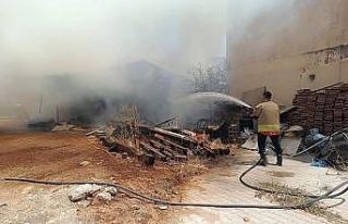 Kırıkhan’da evde çıkan yangın, otomobile sıçradı