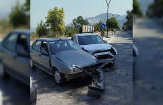 Kırkağaç’ta iki otomobil çarpıştı: 2 yaralı
