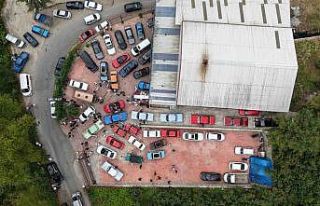 Klasik otomobillerle nostaljik düğün konvoyu