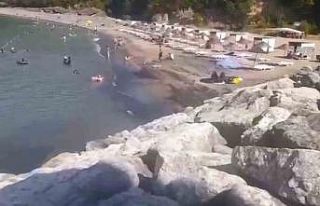 Kömür artıkları plaja ulaştı