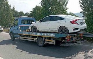 Kontrolden çıkan araç bariyere çarptı: 2’si...