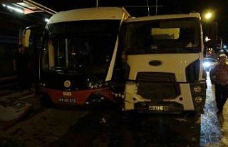 Kontrolden çıkan beton mikseri trambüse çarptı:...