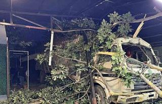 Kontrolden çıkan demir yüklü kamyon restoranın...