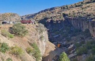 Kontrolden çıkan kamyon uçuruma düştü: 1 ölü