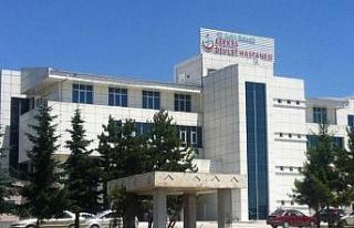 Kontrolden çıkan otomobil traktöre çarptı: 1...