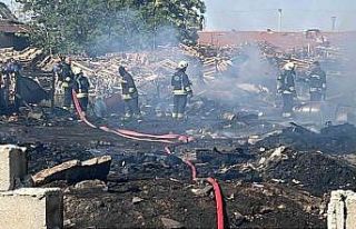 Konya’da iş yerinde çıkan yangın bahçedeki...