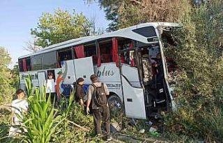 Konya’da yolcu otobüsü yoldan çıkarak ağaçlara...