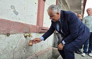 Köy meydanında çeşmeden ayran aktı