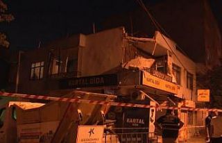 Küçükçekmece’de iki katlı binanın balkon duvarı...