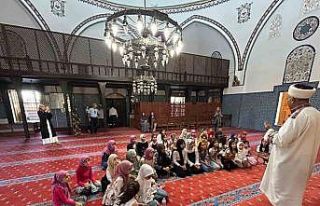 Kur’an kursu öğrencileri Hüsrev Paşa Camii’nin...