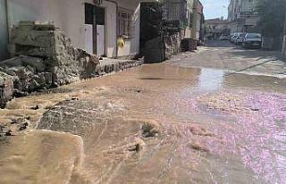 Kurtalan’da içme suyu hattı patladı, çarşı...