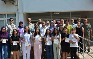LGS’de başarı elde eden öğrenciler altın ile...