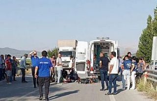 Lüks otomobile çarpan motosikletin sürücüsü...