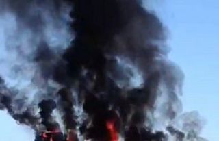 Malatya’da bariyerlere çarpan tır alev aldı