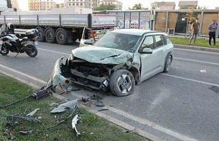 Malatya’da kontrolden çıkan araç refüje çarptı:...