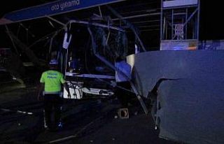 Malatya’da kontrolden çıkan yolcu otobüsü oto...