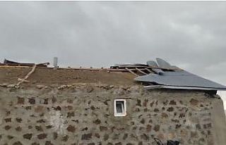 Malazgirt’te etkili olan fırtına ev ve ahırların...