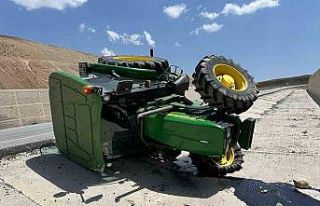 Malazgirt’te traktör takla attı: 1 yaralı