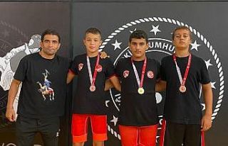 Manavgat Belediyesi Güreş Kulübü’nde minik sporculardan...