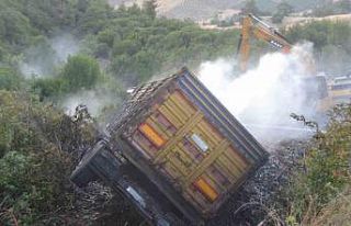 Manisa’da alev alan kamyon şarampole uçtu, yangın...