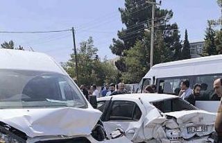 Mardin’de freni patlayan tır, ışıkta bekleyen...