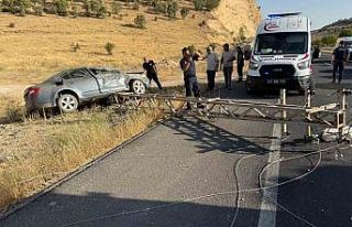 Mardin’de otomobil elektrik direğine çarptı:...