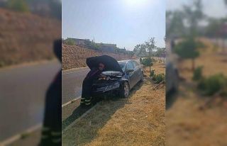 Mardin’de otomobil refüje çarptı: 2 yaralı