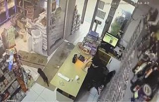 Markette kutuyu hareket ettiren kedi panik yaşattı:...