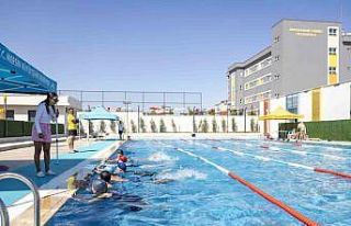 Mersin’de 7’den 70’e herkes eğlenerek yüzme...