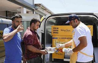 Mersin’de emekçilere 120 bin bardak limonata dağıtıldı