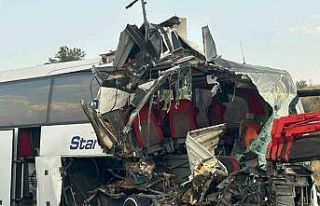 Mersin’de otobüs tıra çarptı:  9 yaralı