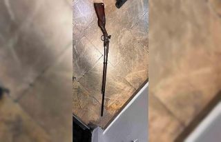 Metroda tavşan kostümü ve oyuncak tüfekle gezen...